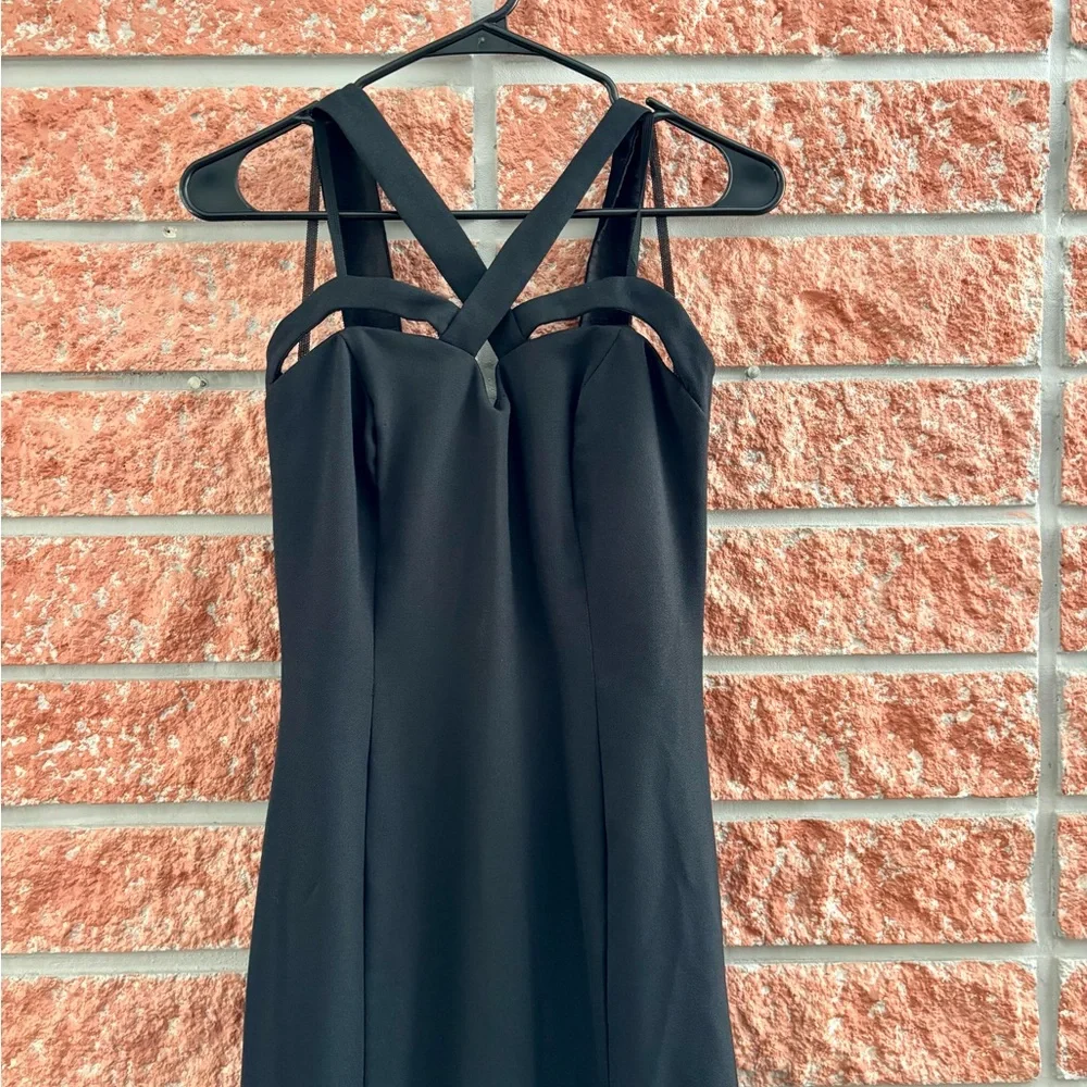 Elegant Black Evening Dress - Picture 5 of 13